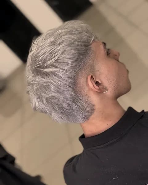 Cabello corto con color gris plata, visto de perfil.